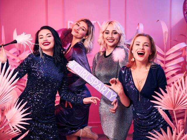 Group,Of,Four,Smiling,Pleased,Beautiful,Caucasian,Females,With,Ostrich