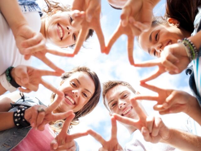 Summer,Holidays,And,Teenage,Concept,-,Group,Of,Teenagers,Showing