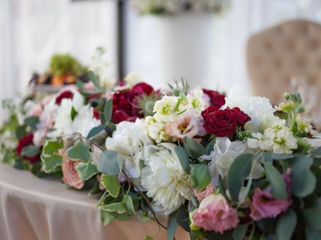 Wedding,Decor.,Flowers,In,The,Restaurant,,Food,On,The,Table