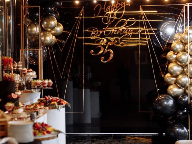 Decor,To,The,35th,Anniversary.,Black,Wall,With,A,Gold