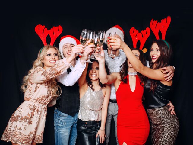 Group,Of,Young,People,Are,Drinking,Champagne,And,Celebrating,Christmas