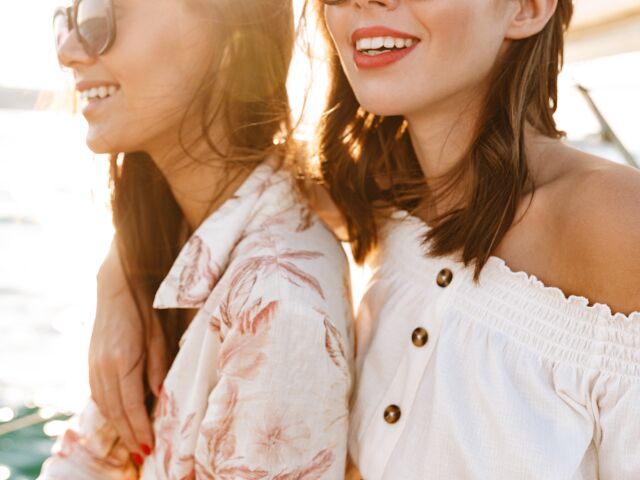 Photo,Of,Beautiful,Happy,Emotional,Pretty,Women,Friends,Outdoors,On