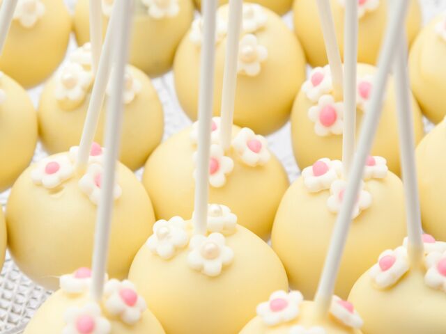 Wedding,Cake,Pops,On,Candy,Bar