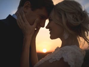 Close,Portrait,Silhouette,In,Love,Wedding,Couple.,Against,The,Setting