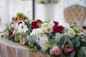 Wedding,Decor.,Flowers,In,The,Restaurant,,Food,On,The,Table