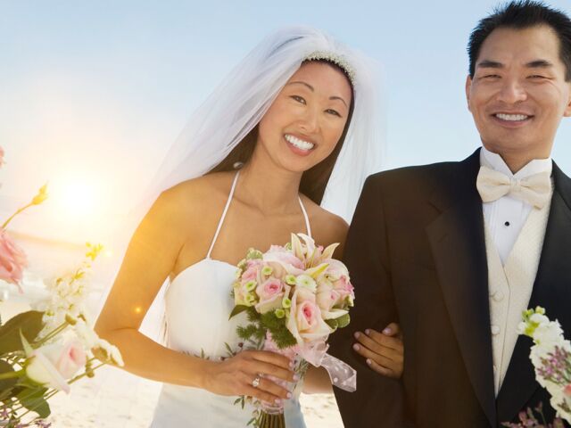 Photo,Of,Chinese,Bride,And,Groom,On,Beach