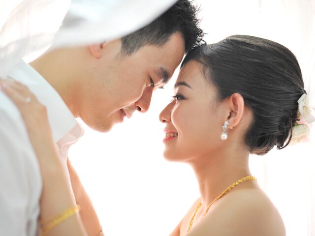 Romantic,Groom,And,Bride,Dancing,In,Their,Wedding,Day